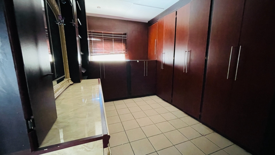 5 Bedroom Property for Sale in Van Der Hoff Park North West